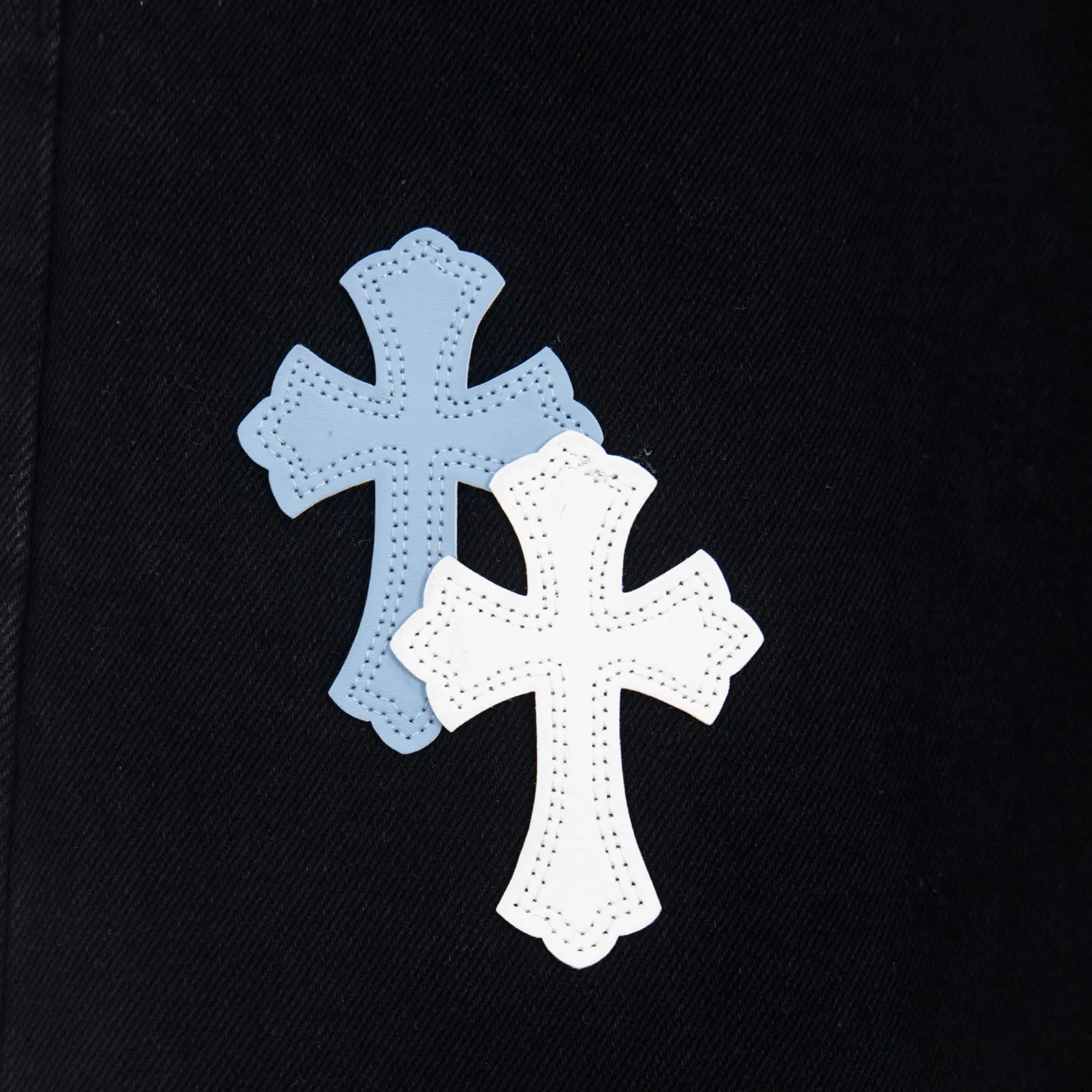 P260 Chrome Hearts Black Pants Sanskrit Blue and White Patch Leather Jeans CH jeans need to be washed before being dismantled and then hand-stitched with sheepskin cross leather and then spliced ​​together. The whole piece has too many craftsmanship to describe. The patches are decorated with cross patterns and the high-waisted washed jeans! ! Absolutely high-end luxury products, god-level single products and super popular products, made with top heavy industry, a must-see magic weapon. Customized hardware. The fabric is thick and soft after washing. It has good breathability. Customized small leather label. Unique design. The details are simple and elegant, and the workmanship is exquisite. The entire trousers are neatly routed and the details are in place! It’s so cool that both men and women can easily control the genderless trend! Style number: 1873# Color: black Size: 28 30 32 34